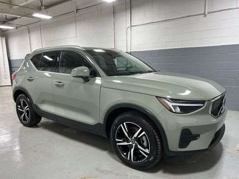 Used 2025 Volvo XC40 B5 Core image 4