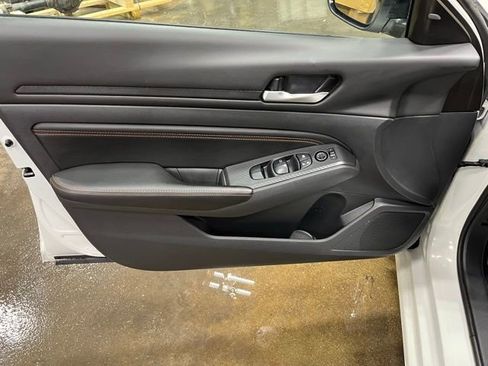 Used 2022 Nissan Altima 2.5 SR w/ Midnight Edition Package image 11