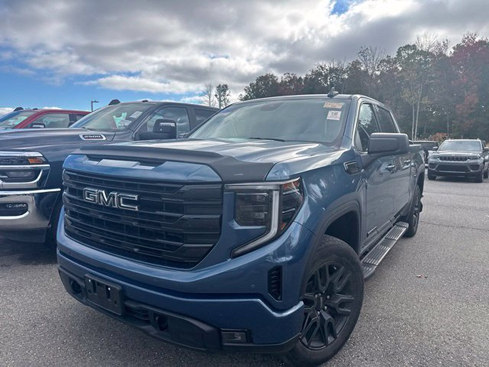 Used 2024 GMC Sierra 1500 Elevation AWD/4WD image 3