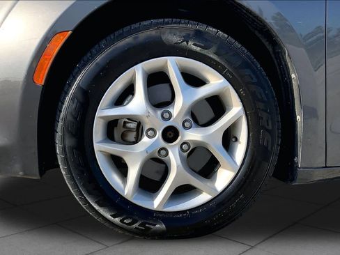 Used 2017 Chrysler Pacifica Touring-L w/ Tire & Wheel Group FWD image 11