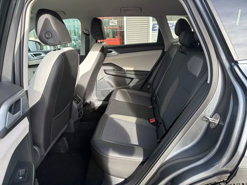 Certified 2025 Volkswagen Taos SE image 14