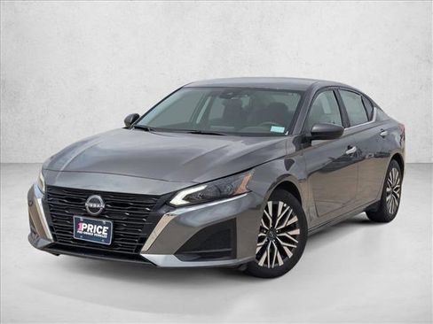 Used 2025 Nissan Altima 2.5 SV image 1
