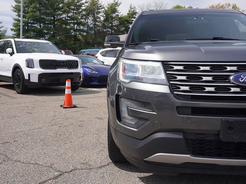 Used 2016 Ford Explorer XLT AWD/4WD image 10