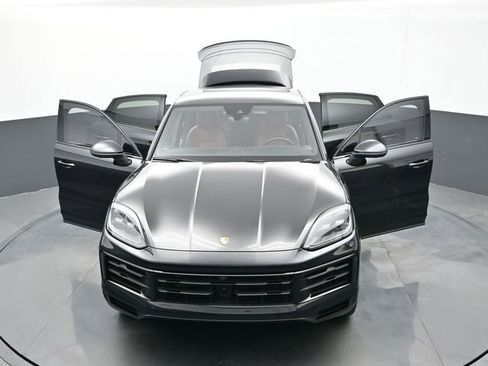 Certified 2024 Porsche Cayenne Coupe AWD/4WD image 32