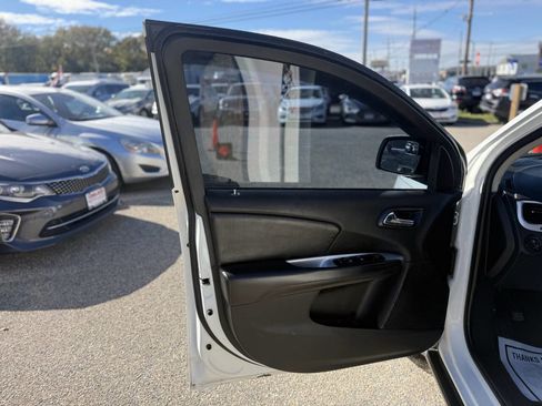 Used 2014 Dodge Journey SXT image 17