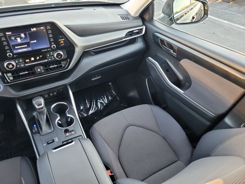 Certified 2021 Toyota Highlander LE image 17