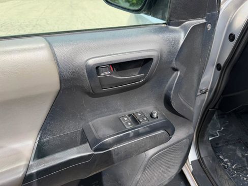 Used 2020 Toyota Tacoma SR AWD/4WD image 9