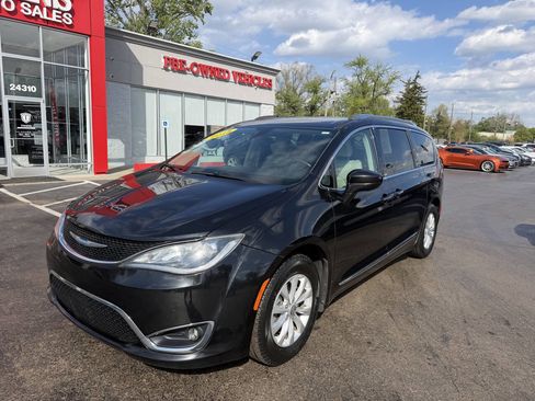 Used 2018 Chrysler Pacifica Touring-L Plus FWD image 1