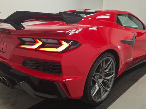 Used 2024 Chevrolet Corvette Z06 w/ Z07 Performance Package RWD image 4