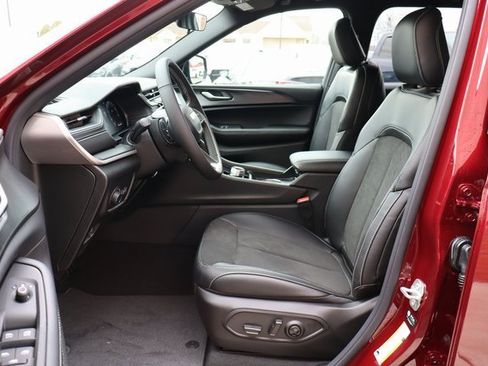 New 2025 Jeep Grand Cherokee Altitude image 9