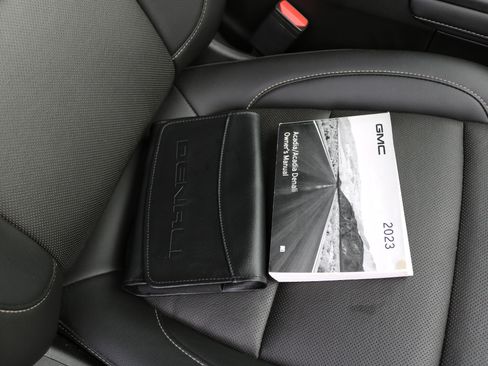 Used 2023 GMC Acadia SLT image 40