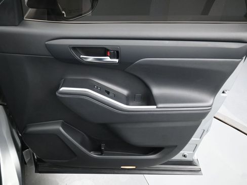 Certified 2021 Toyota Highlander XLE image 37