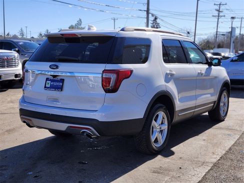Used 2017 Ford Explorer XLT w/ Equipment Group 202A image 5