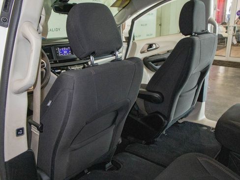 Used 2017 Chrysler Pacifica Touring image 9