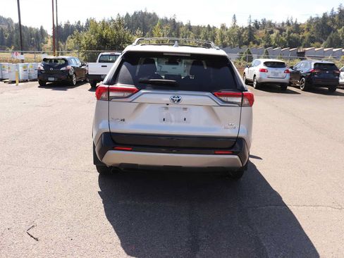 Used 2022 Toyota RAV4 SE w/ Convenience Package AWD/4WD image 6