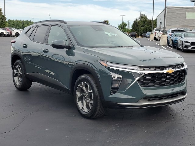 Used 2025 Chevrolet Trax LT FWD image 2