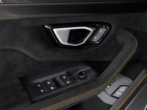 Used 2024 Lamborghini Urus Performante AWD/4WD image 34