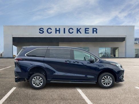 Used 2026 Toyota Sienna LE FWD image 2