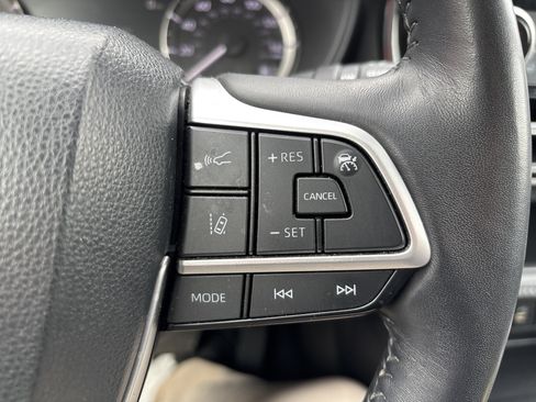 Used 2024 Toyota Highlander LE AWD/4WD image 25