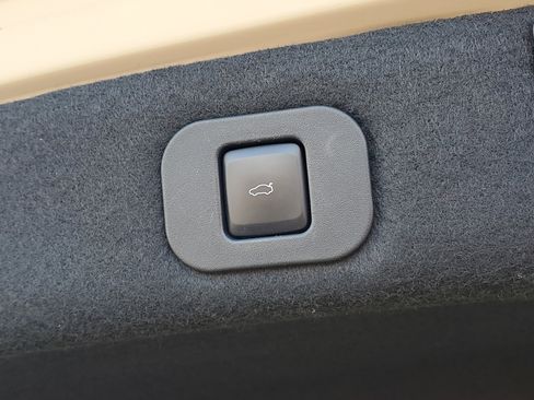 Used 2018 Lincoln Continental Reserve image 28