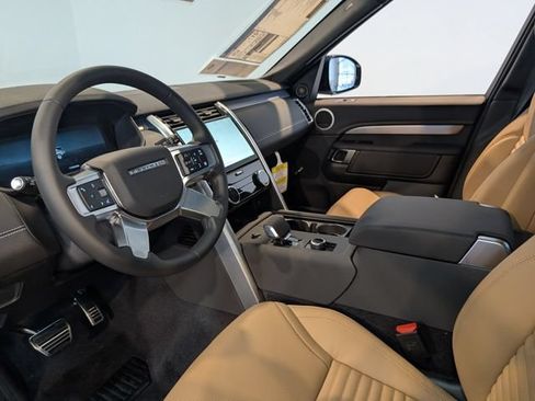 Used 2025 Land Rover Discovery Dynamic SE AWD/4WD image 11