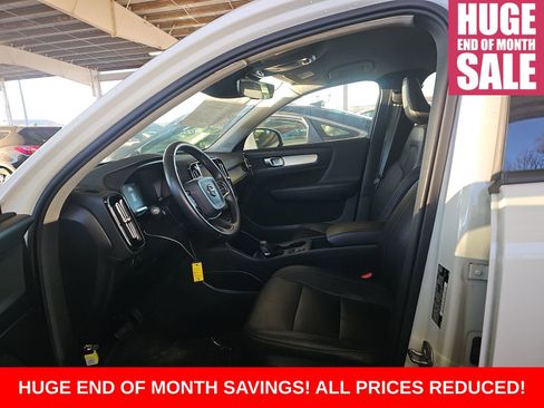 Used 2020 Volvo XC40 T4 Momentum image 5