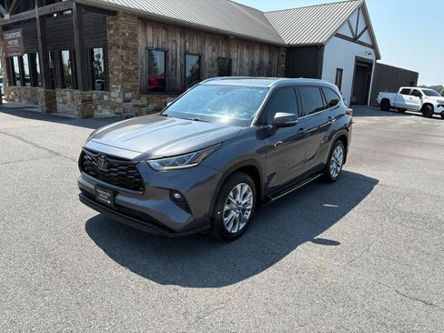 Used 2021 Toyota Highlander Limited FWD image 3