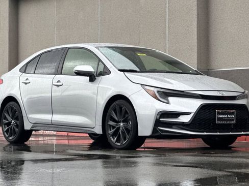 Used 2024 Toyota Corolla SE image 2