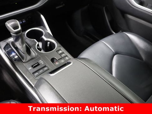 Used 2024 Toyota Highlander XLE image 17