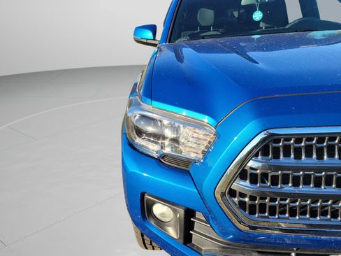 Used 2017 Toyota Tacoma TRD Off-Road w/ Premium & Technology Package image 18