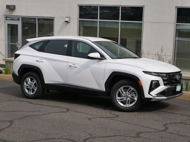Certified 2025 Hyundai Tucson SE image 1