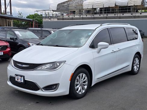 Used 2020 Chrysler Pacifica Touring-L FWD image 5