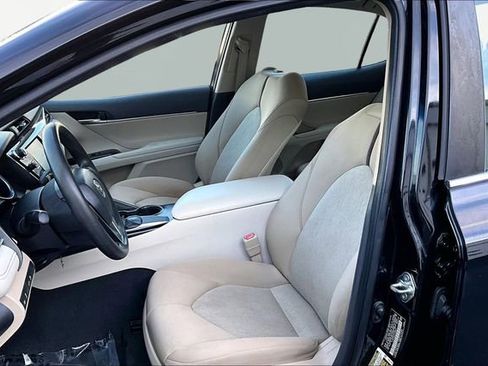 Used 2018 Toyota Camry LE image 15