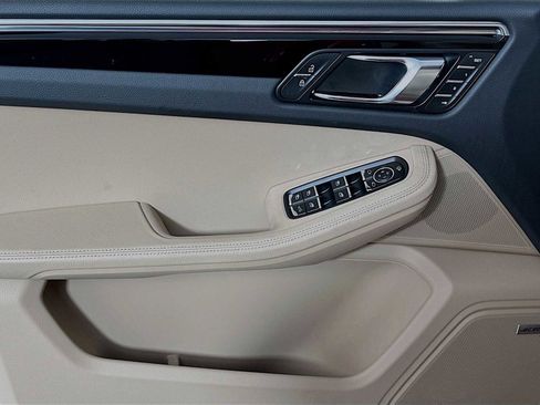 Used 2025 Porsche Macan image 11