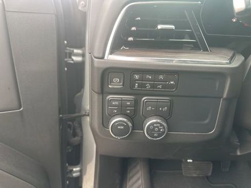 Used 2025 Chevrolet Suburban Z71 image 18