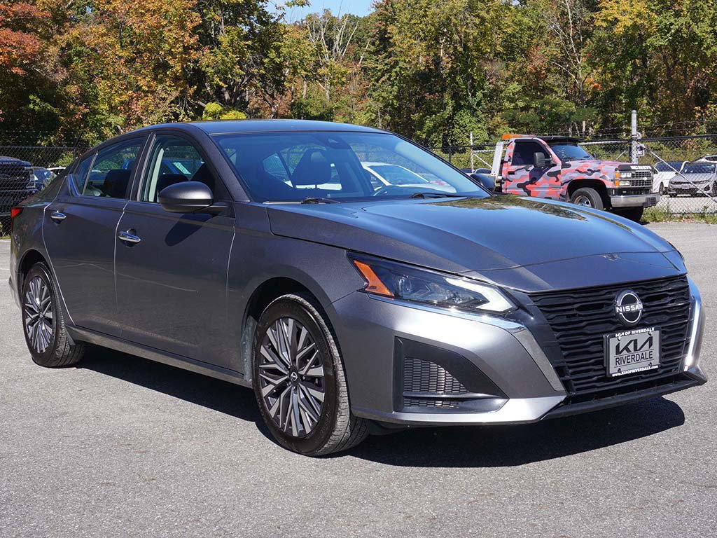 Used 2024 Nissan Altima 2.5 SV AWD/4WD image 2