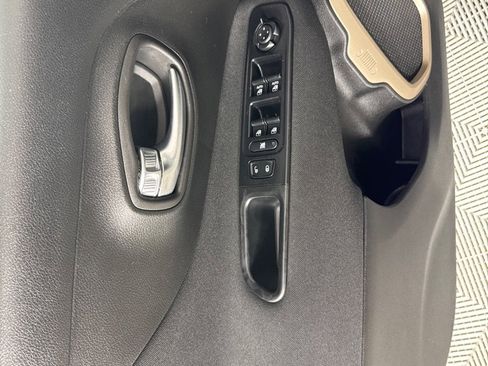 Used 2017 Jeep Renegade Latitude w/ Cold Weather Group image 13