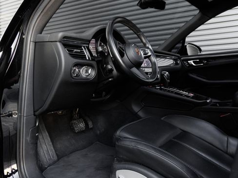 Certified 2023 Porsche Macan AWD/4WD image 4