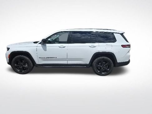 Used 2023 Jeep Grand Cherokee L Limited w/ Black Appearance Package AWD/4WD image 11