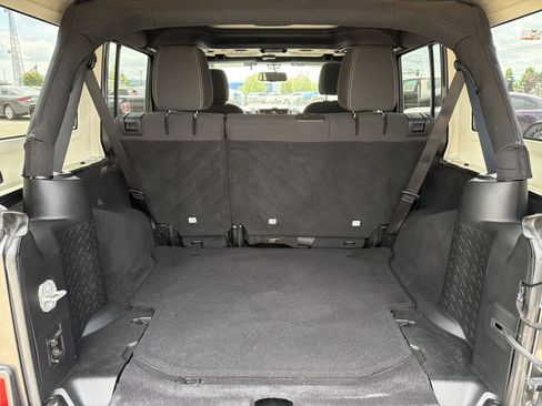 Used 2018 Jeep Wrangler Unlimited Sahara AWD/4WD image 5