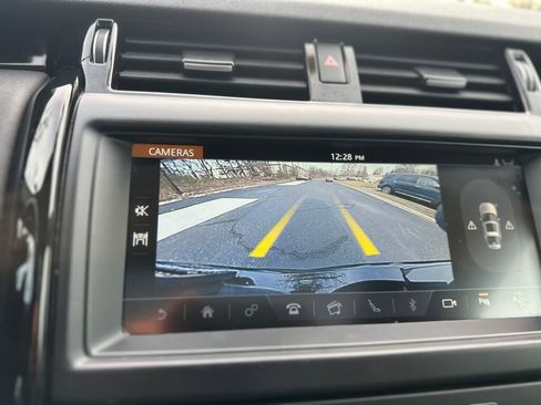 Used 2020 Land Rover Discovery SE image 19