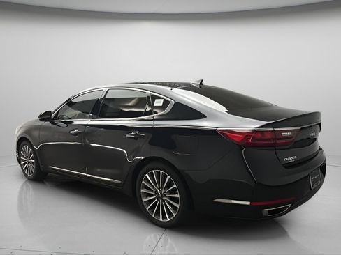 Used 2017 Kia Cadenza Premium FWD image 4