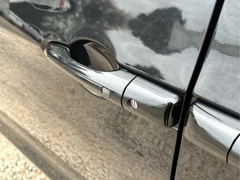 Used 2023 Chrysler Pacifica Touring-L image 14