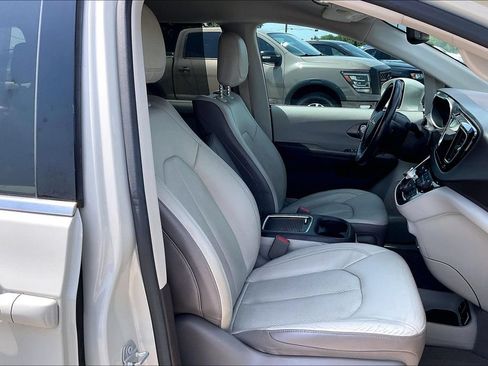 Certified 2019 Chrysler Pacifica Touring-L Plus FWD image 30