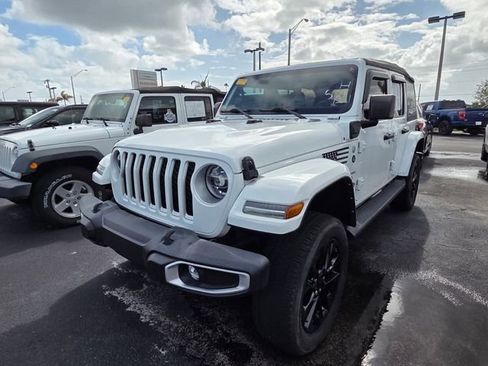 Used 2021 Jeep Wrangler Unlimited Sahara AWD/4WD image 3