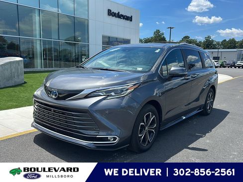 Used 2025 Toyota Sienna Platinum AWD/4WD image 1