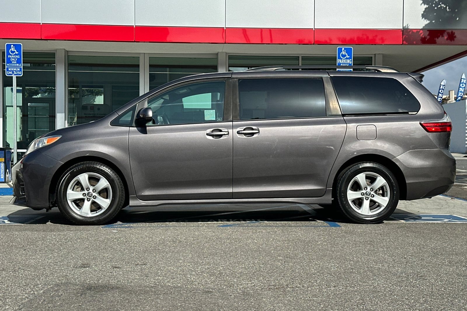 Used 2020 Toyota Sienna LE w/ Carpet Mat Package FWD image 7