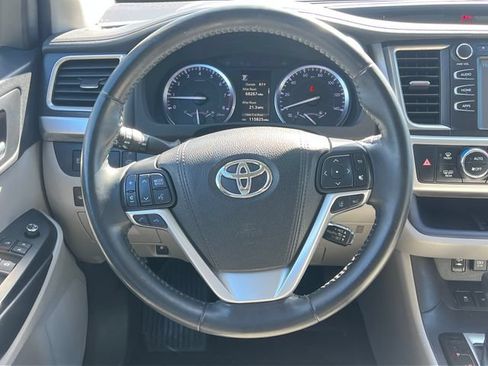 Used 2019 Toyota Highlander XLE AWD/4WD image 18