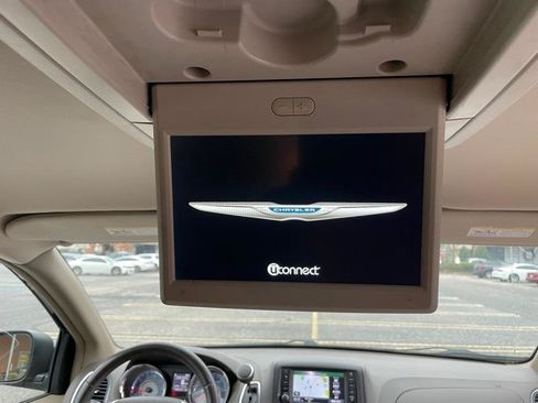 Used 2014 Chrysler Town & Country Touring FWD image 20
