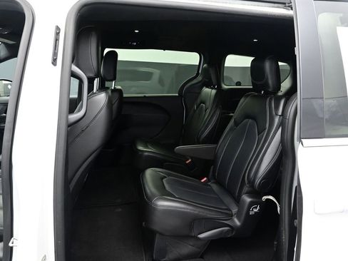 Used 2025 Chrysler Pacifica Select FWD image 15